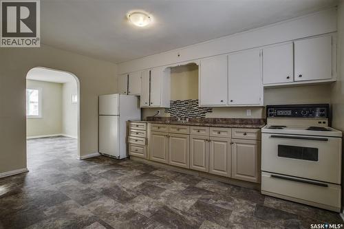 327 Q Avenue S, Saskatoon, SK - Indoor Photo Showing Kitchen