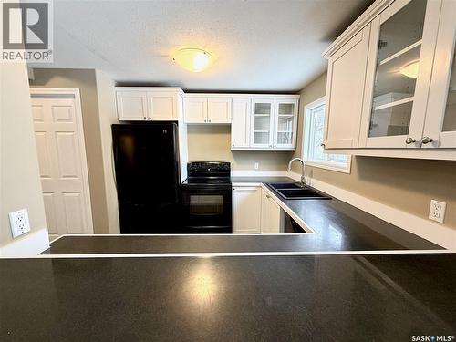 328 Q Avenue S, Saskatoon, SK - Indoor Photo Showing Kitchen With Double Sink