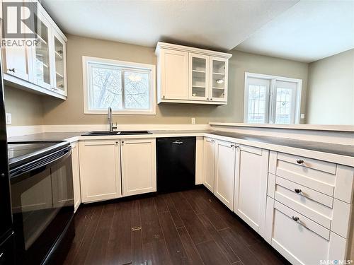 328 Q Avenue S, Saskatoon, SK - Indoor Photo Showing Kitchen