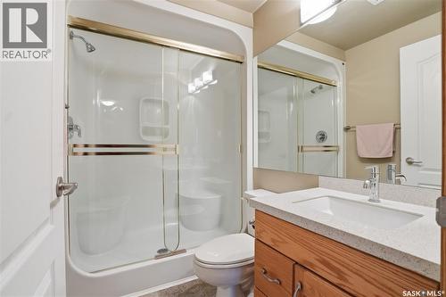 305 303 5Th Avenue, Saskatoon, SK - Indoor Photo Showing Bathroom