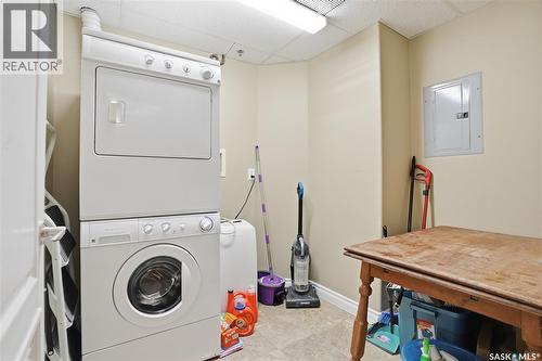 305 303 5Th Avenue, Saskatoon, SK - Indoor Photo Showing Laundry Room