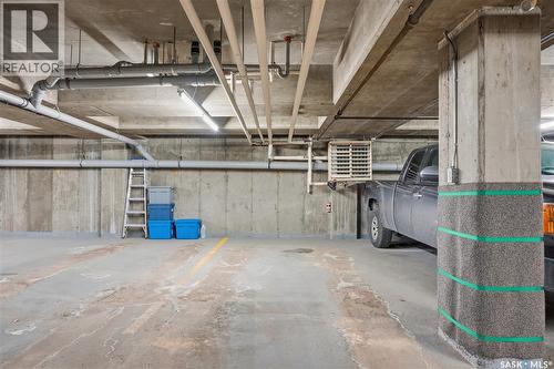 305 303 5Th Avenue, Saskatoon, SK - Indoor Photo Showing Garage