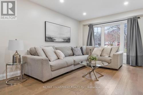 1 Parkway Place, Hamilton, ON - Indoor Photo Showing Living Room