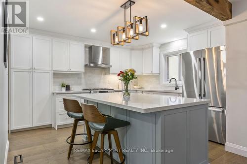 1 Parkway Place, Hamilton, ON - Indoor Photo Showing Kitchen With Upgraded Kitchen