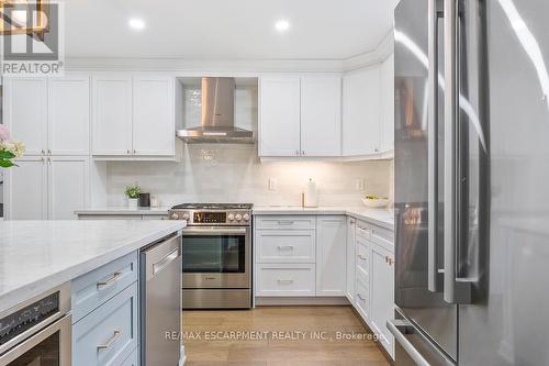 1 Parkway Place, Hamilton, ON - Indoor Photo Showing Kitchen With Upgraded Kitchen