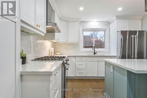 1 Parkway Place, Hamilton, ON - Indoor Photo Showing Kitchen With Upgraded Kitchen