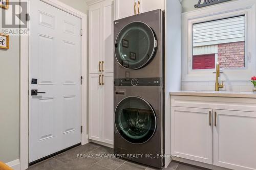 1 Parkway Place, Hamilton, ON - Indoor Photo Showing Laundry Room