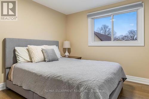 1 Parkway Place, Hamilton, ON - Indoor Photo Showing Bedroom