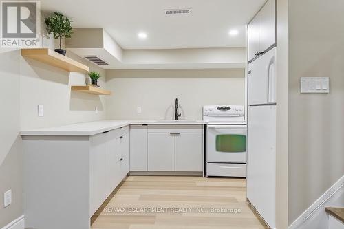 1 Parkway Place, Hamilton, ON - Indoor Photo Showing Kitchen
