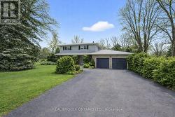 6 FARR AVENUE  East Gwillimbury, ON L0G 1V0