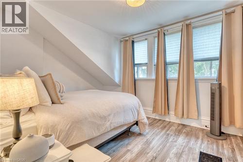 Bedroom featuring wood finished floors and lofted ceiling - 37 Cliff Avenue, Hamilton, ON - Indoor Photo Showing Bedroom