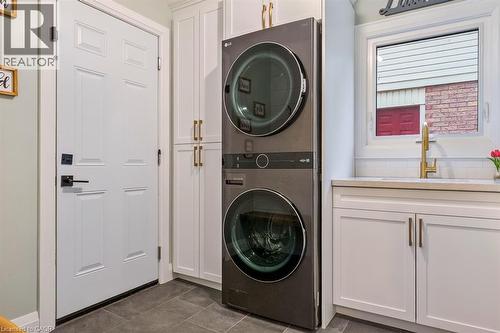 1 Parkway Place, Hamilton, ON - Indoor Photo Showing Laundry Room
