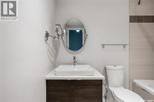 504 550 4Th Avenue N, Saskatoon, SK - Indoor Photo Showing Bathroom