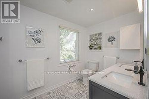885 Long Drive, Burlington, ON - Indoor Photo Showing Bathroom