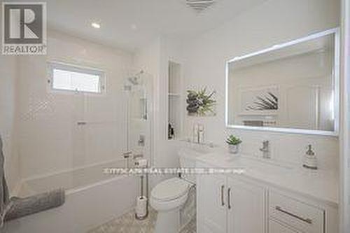 885 Long Drive, Burlington, ON - Indoor Photo Showing Bathroom