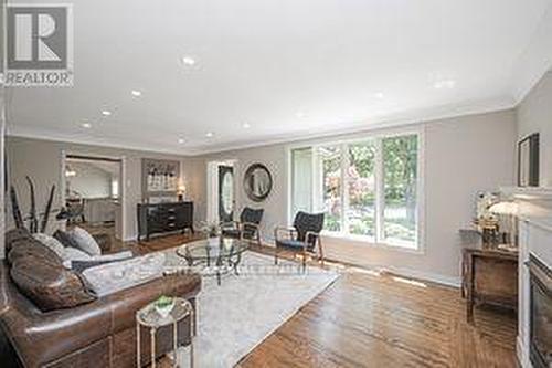 885 Long Drive, Burlington, ON - Indoor Photo Showing Living Room