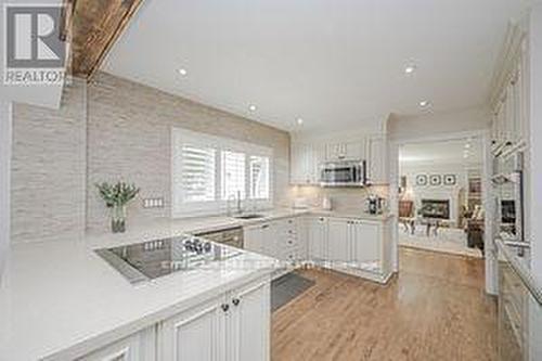 885 Long Drive, Burlington, ON - Indoor Photo Showing Kitchen With Upgraded Kitchen