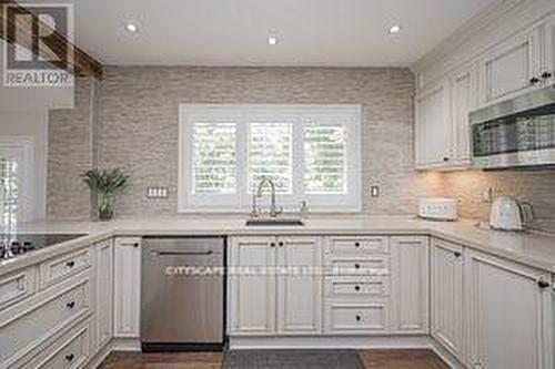 885 Long Drive, Burlington, ON - Indoor Photo Showing Kitchen With Upgraded Kitchen