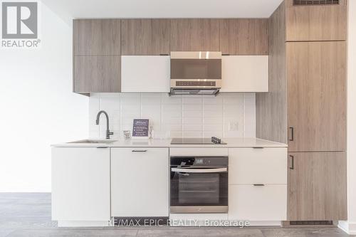 613 - 8888 Yonge Street, Richmond Hill, ON -  Photo Showing Kitchen
