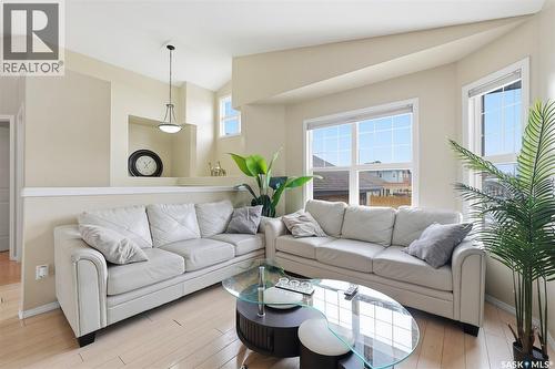 215 Snell Crescent, Saskatoon, SK - Indoor Photo Showing Living Room