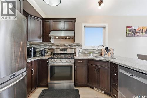215 Snell Crescent, Saskatoon, SK - Indoor Photo Showing Kitchen With Double Sink With Upgraded Kitchen