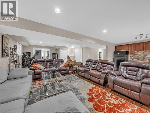4795 Periwinkle Crescent, Windsor, ON - Indoor Photo Showing Living Room
