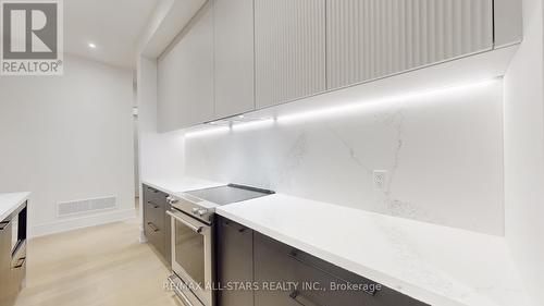 5 Vern Robertson Gate, Uxbridge, ON - Indoor Photo Showing Kitchen