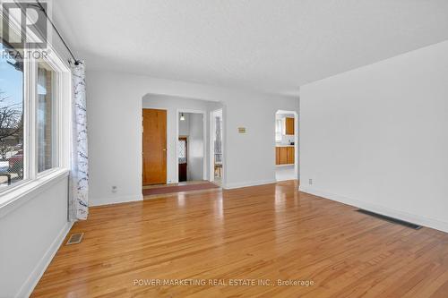 944 Eve Street, Ottawa, ON - Indoor Photo Showing Other Room
