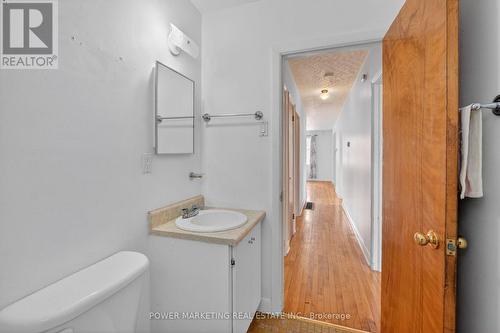 944 Eve Street, Ottawa, ON - Indoor Photo Showing Bathroom