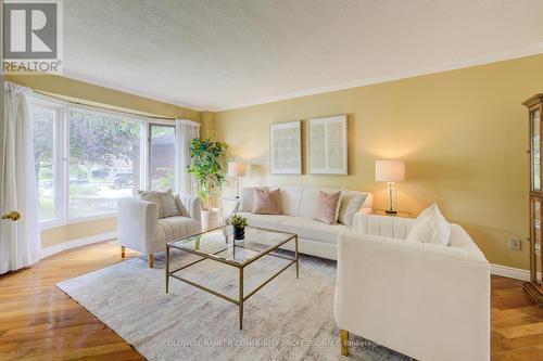 466 Dicenzo Drive, Hamilton, ON - Indoor Photo Showing Living Room