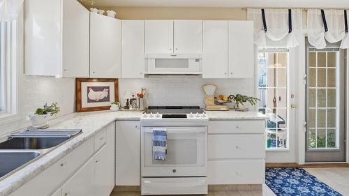 116-650 Lexington Drive, Kelowna, BC - Indoor Photo Showing Kitchen With Double Sink