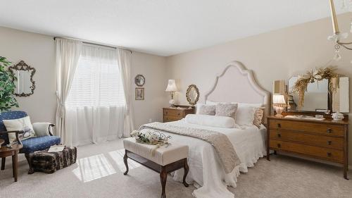 116-650 Lexington Drive, Kelowna, BC - Indoor Photo Showing Bedroom