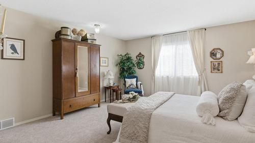 116-650 Lexington Drive, Kelowna, BC - Indoor Photo Showing Bedroom