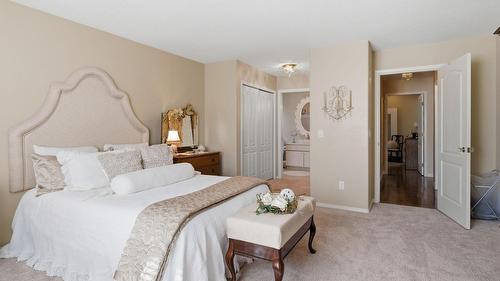 116-650 Lexington Drive, Kelowna, BC - Indoor Photo Showing Bedroom