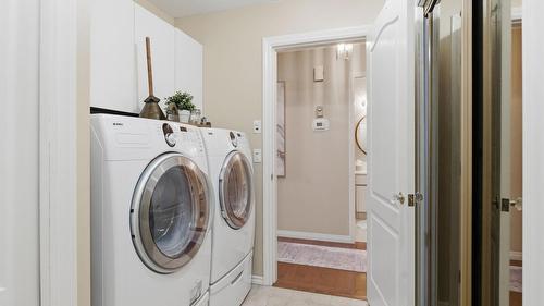 116-650 Lexington Drive, Kelowna, BC - Indoor Photo Showing Laundry Room