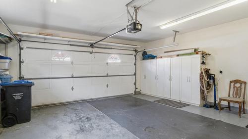 116-650 Lexington Drive, Kelowna, BC - Indoor Photo Showing Garage