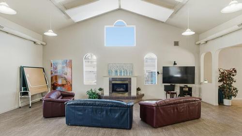 116-650 Lexington Drive, Kelowna, BC - Indoor Photo Showing Living Room With Fireplace