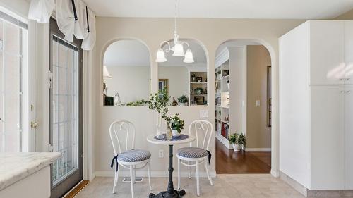 116-650 Lexington Drive, Kelowna, BC - Indoor Photo Showing Dining Room
