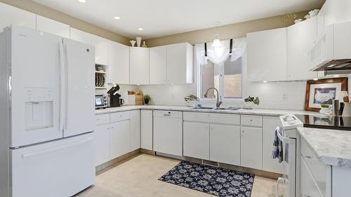 116-650 Lexington Drive, Kelowna, BC - Indoor Photo Showing Kitchen With Double Sink