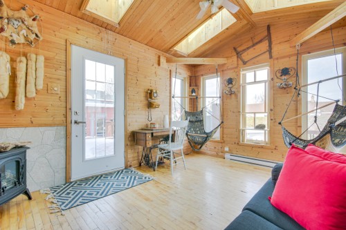 Solarium/Verrière - 371 Rue St-Maurice, Saint-Séverin, QC - Indoor With Fireplace