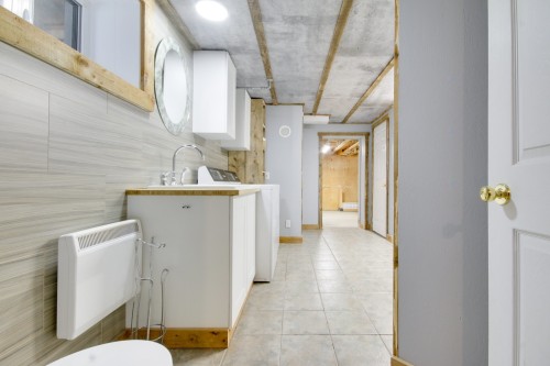 Salle de bains - 371 Rue St-Maurice, Saint-Séverin, QC - Indoor Photo Showing Other Room