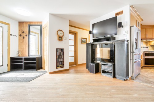 Salon - 371 Rue St-Maurice, Saint-Séverin, QC - Indoor