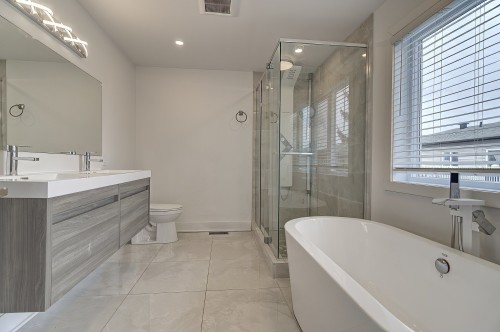 Salle de bains attenante à la CCP - 5673 Rue Alexandre, Brossard, QC - Indoor Photo Showing Bathroom