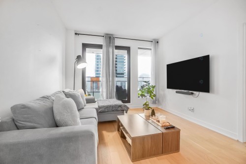 Living Room - 328-112 Ch. De La Pointe-Nord, Montréal (Verdun/Île-Des-Soeurs), QC - Indoor Photo Showing Living Room