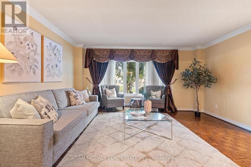4873 Forest Hill Drive, Mississauga, ON - Indoor Photo Showing Living Room