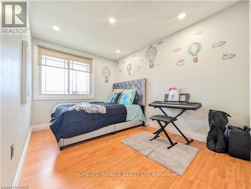 39 Endeavour Drive, Cambridge, ON - Indoor Photo Showing Bedroom
