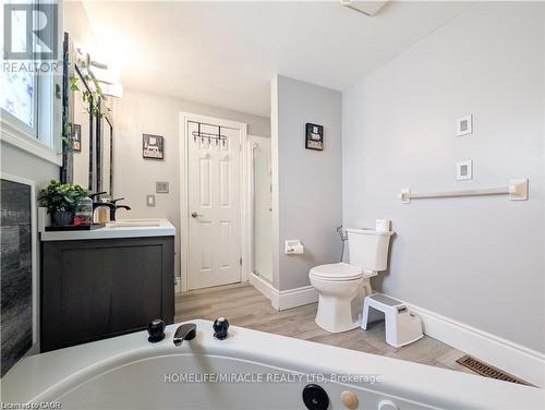 39 Endeavour Drive, Cambridge, ON - Indoor Photo Showing Bathroom