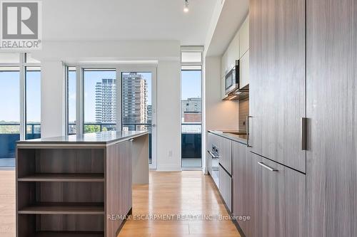 1012 - 21 Park Street E, Mississauga, ON - Indoor Photo Showing Kitchen