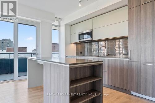 1012 - 21 Park Street E, Mississauga, ON - Indoor Photo Showing Kitchen