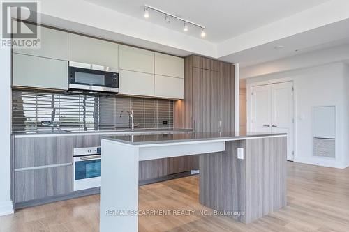 1012 - 21 Park Street E, Mississauga, ON - Indoor Photo Showing Kitchen